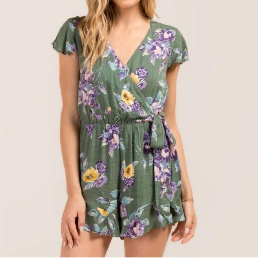 Francesca’s floral ruffle frill tie romper 💐